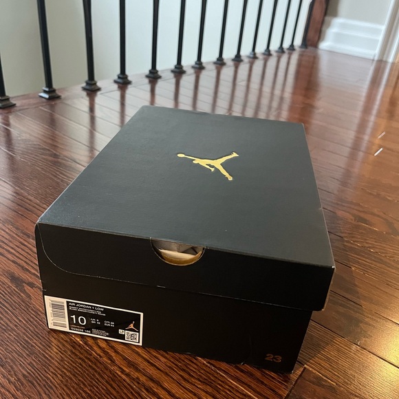 Nike Men's Low-Top Sneakers in White and Red - Picture 8 of 9